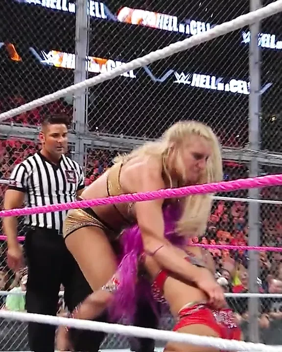 WWE – Sasha Banks gets thrown by Charlotte Flair