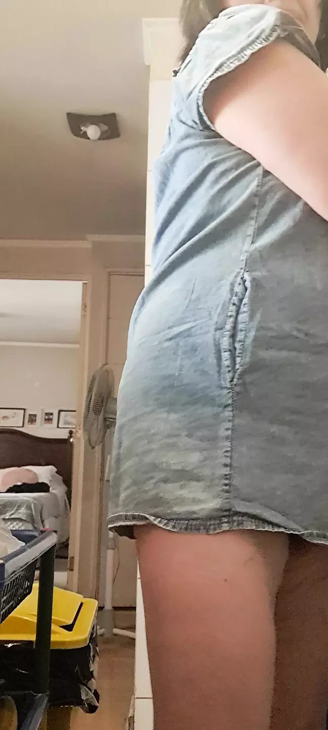 stepmom cooking and peeling potatoesƴ