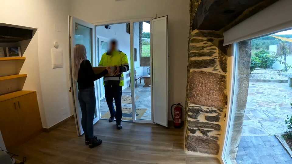 The parcel delivery man comes to bring me a package and I give him a surprise blowjob