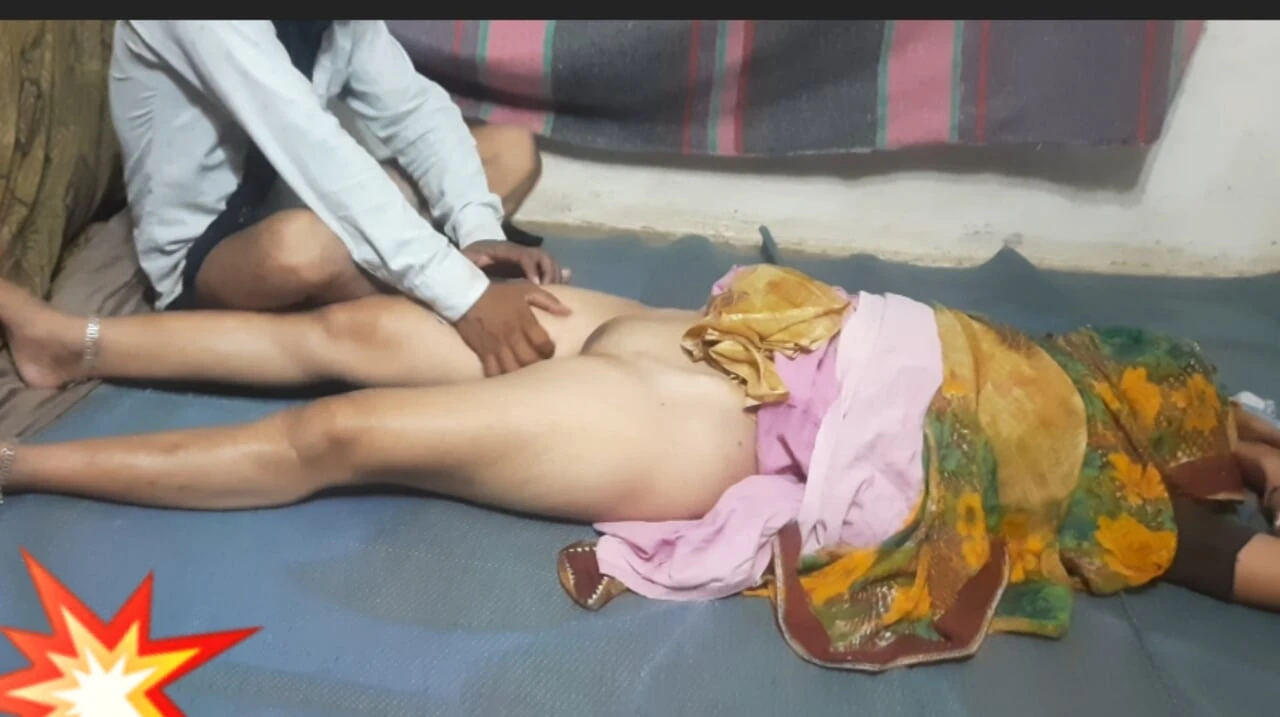 Massage of sister-in-law's pussy by applying oil, brother-in-law did body massage