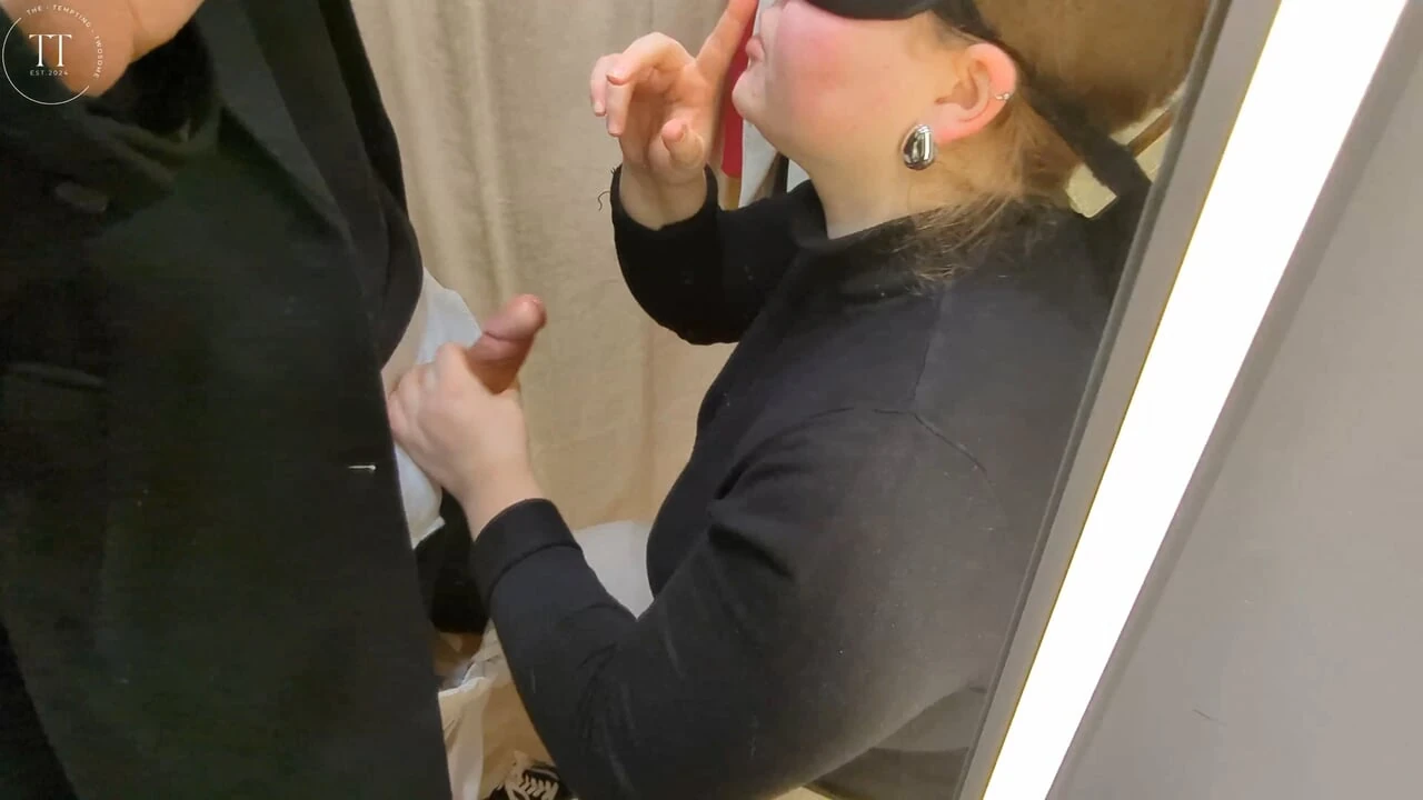 Almost caught by an employee – risky blowjob in the changing room