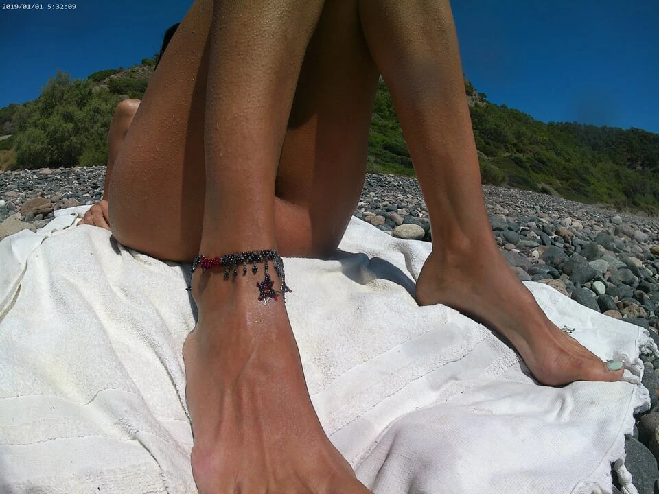 Exhibitionist girl public beach nude sunbathing and masturbating underwater