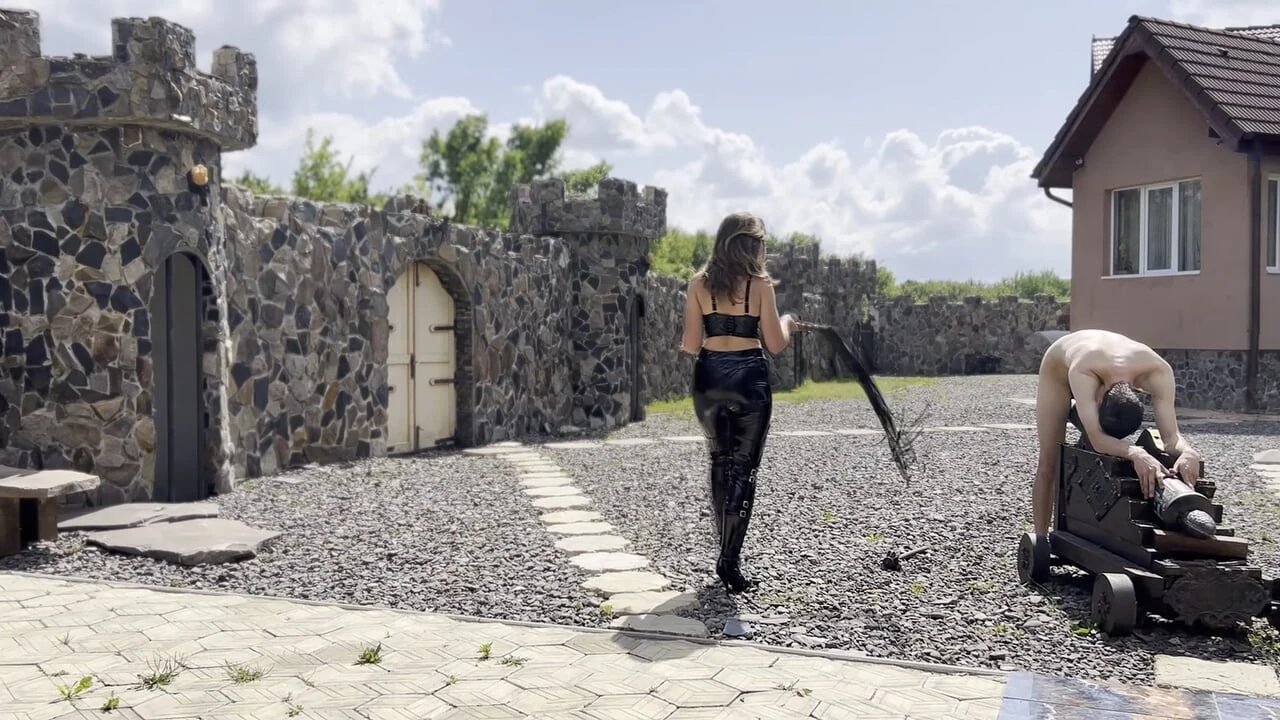 Hardcore BITES on my medieval cannon