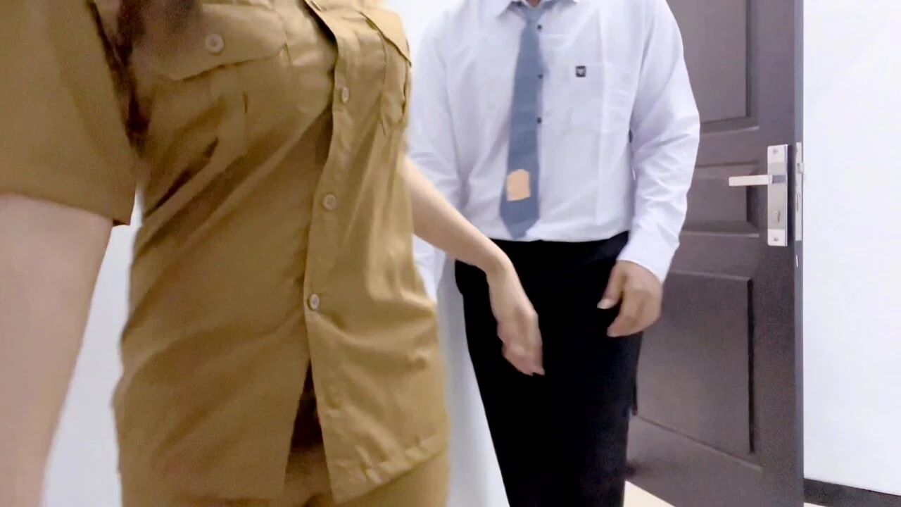 Teachers teach students biology lessons with practice