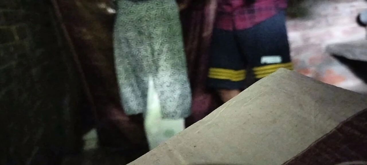 Village girls were secretly kissed by the tuition teacher when the girl went to the bathroom