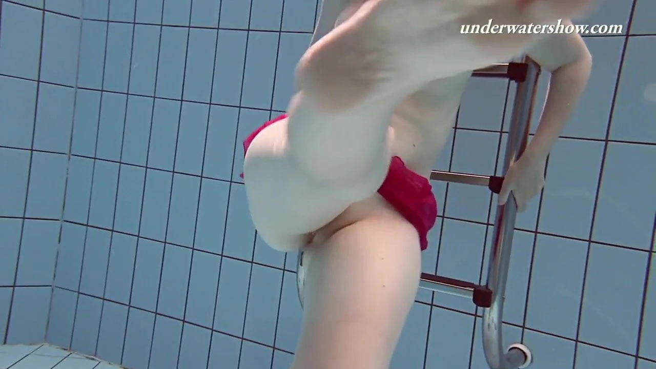 Underwater swimming teenie Lenka gets naked