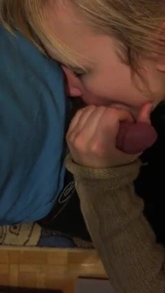 girl sucks to the stranger at his place