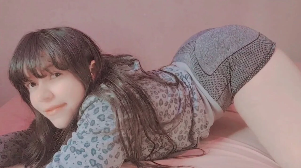 Cute young girl shows her body and masturbate – Hana Lily