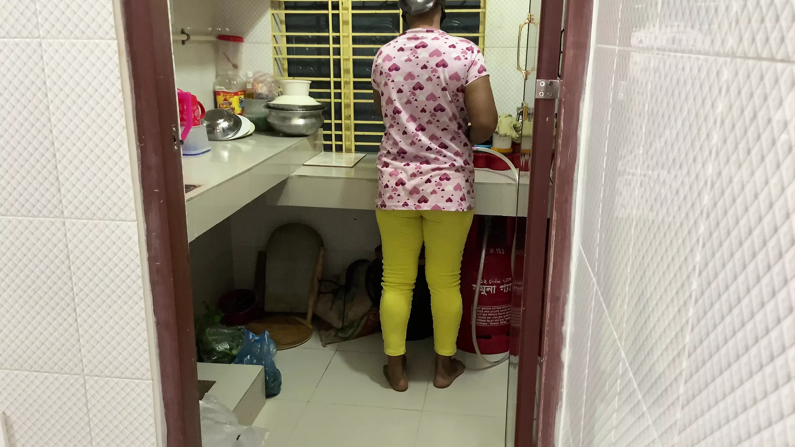 I see my stepaunty entering the kitchen and cleaning I hugged her and started fucking