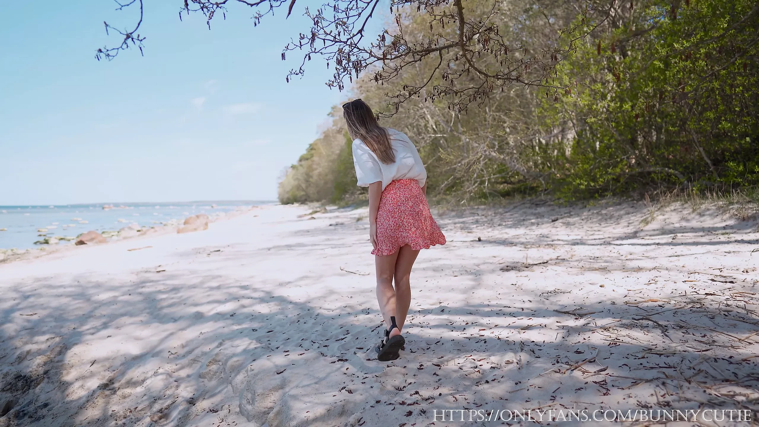 Beauty In Skirt Pissing Twice On The Public Beach, 4K