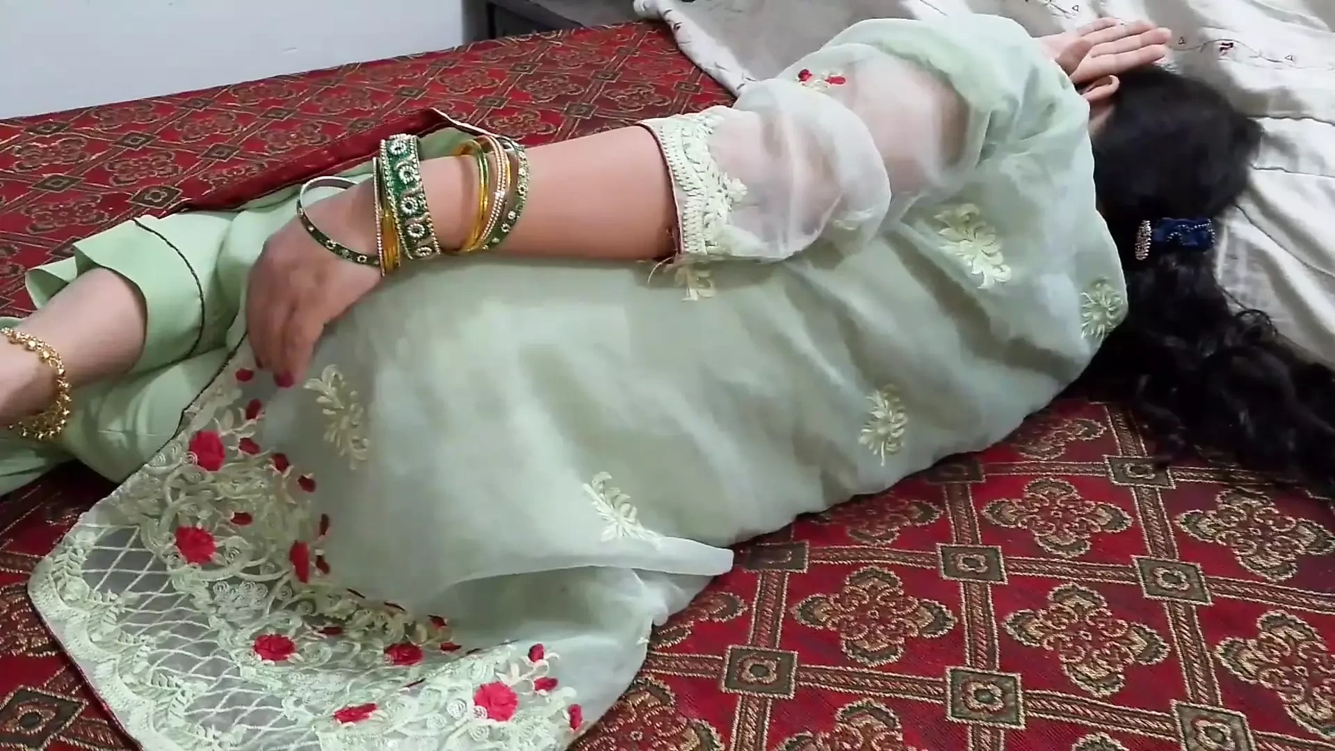 Stepbrother went to his married stepsister’s room to fuck her