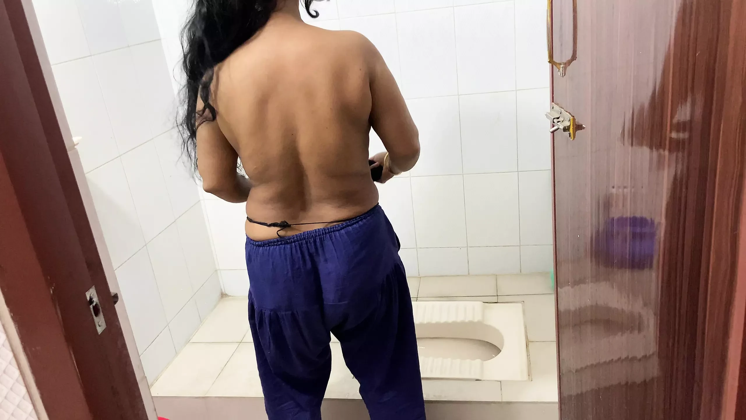 I see my stepaunty taking bath alone in the bathroom, I hugged her and started fucking in the bathroom