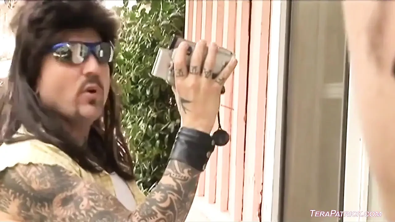 Cougar Teri Weigel uses her huge boobs to seduce the gardener