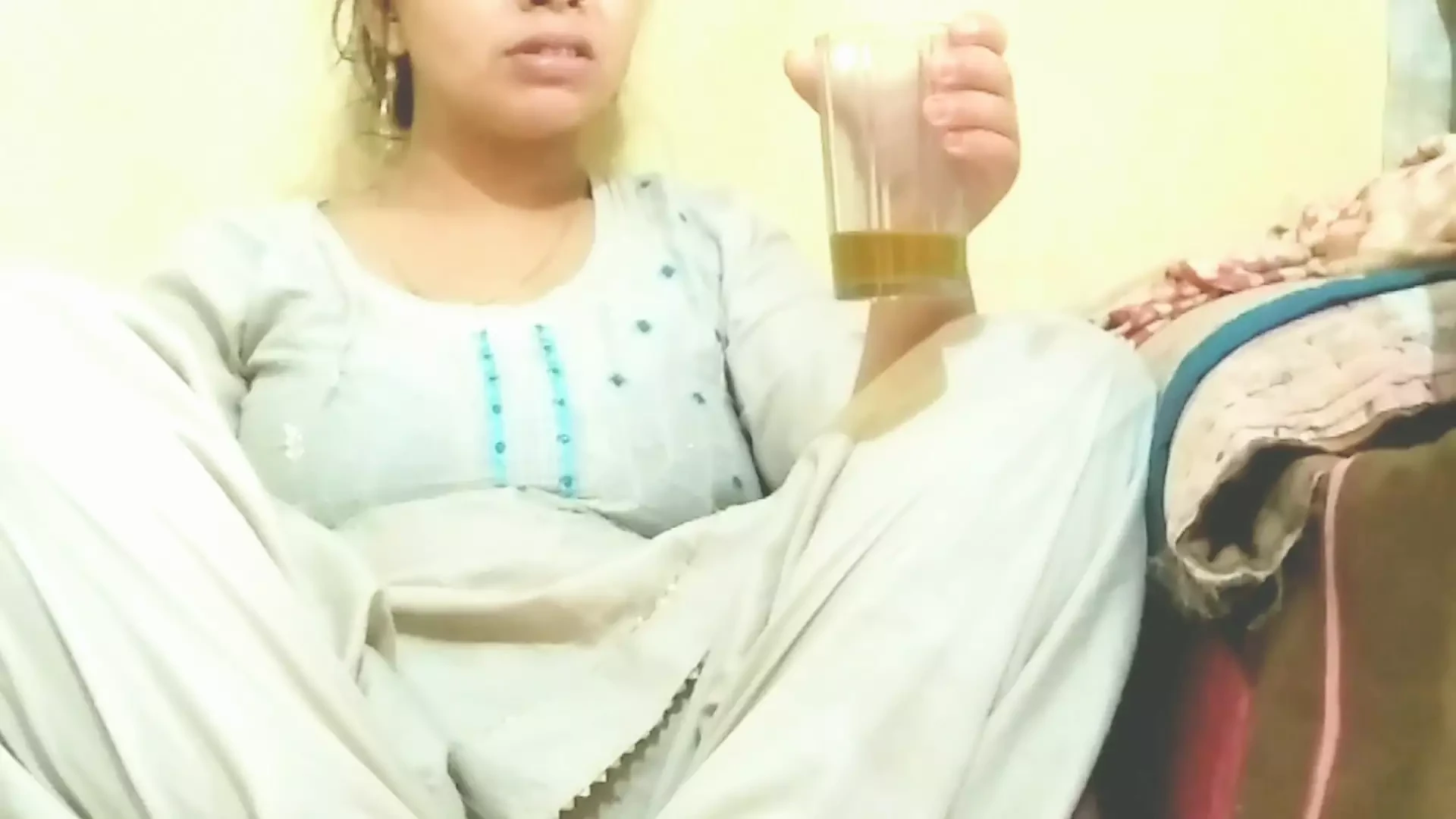 Drink kraane k baad bhai ki girlfriend ko apne bedroom mai le jaa kr chut chudai Kiya Hindi audio.