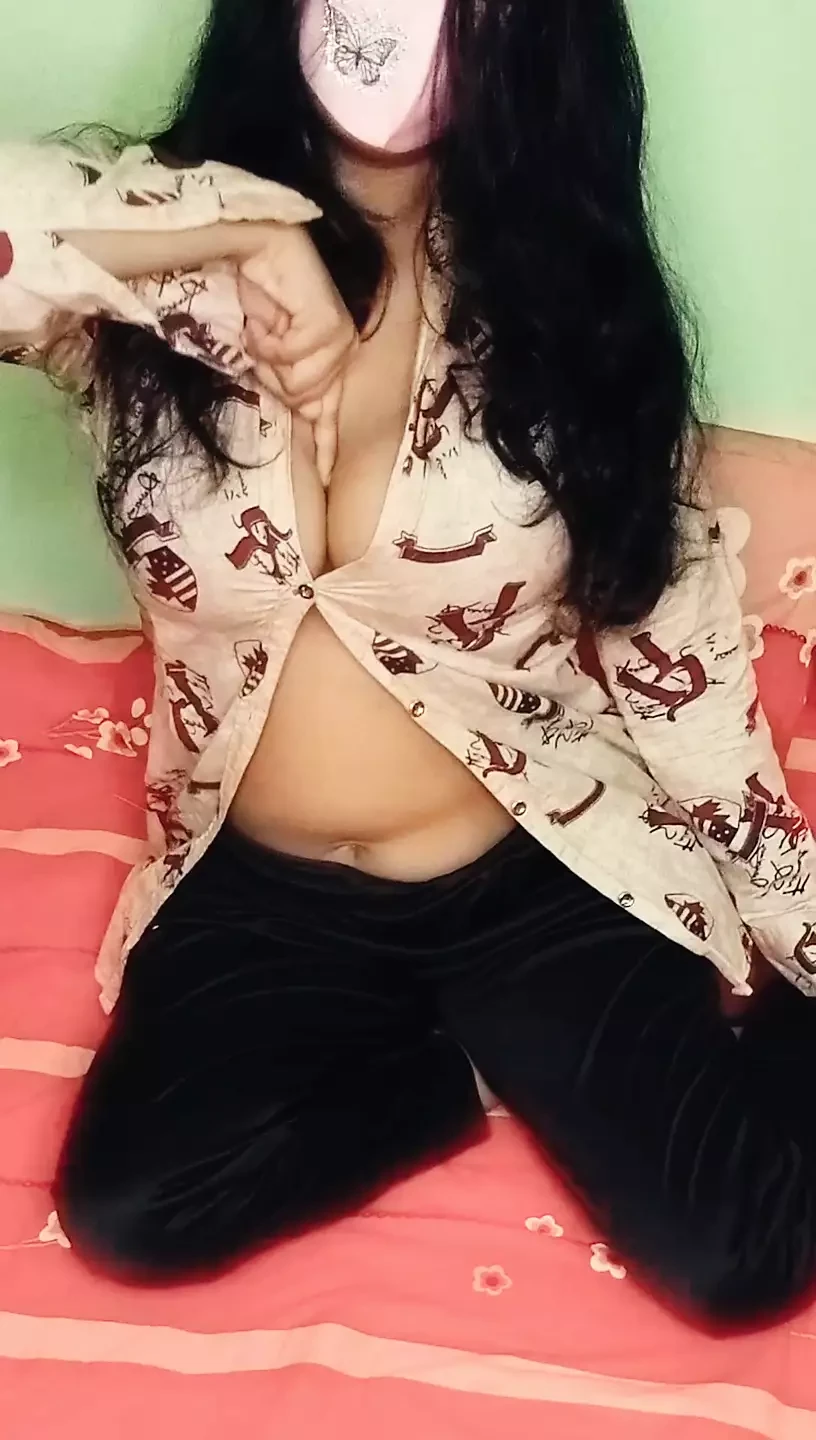 Beautiful Indian Girl Masturbates her Tight Wet Pussy while no one is Home