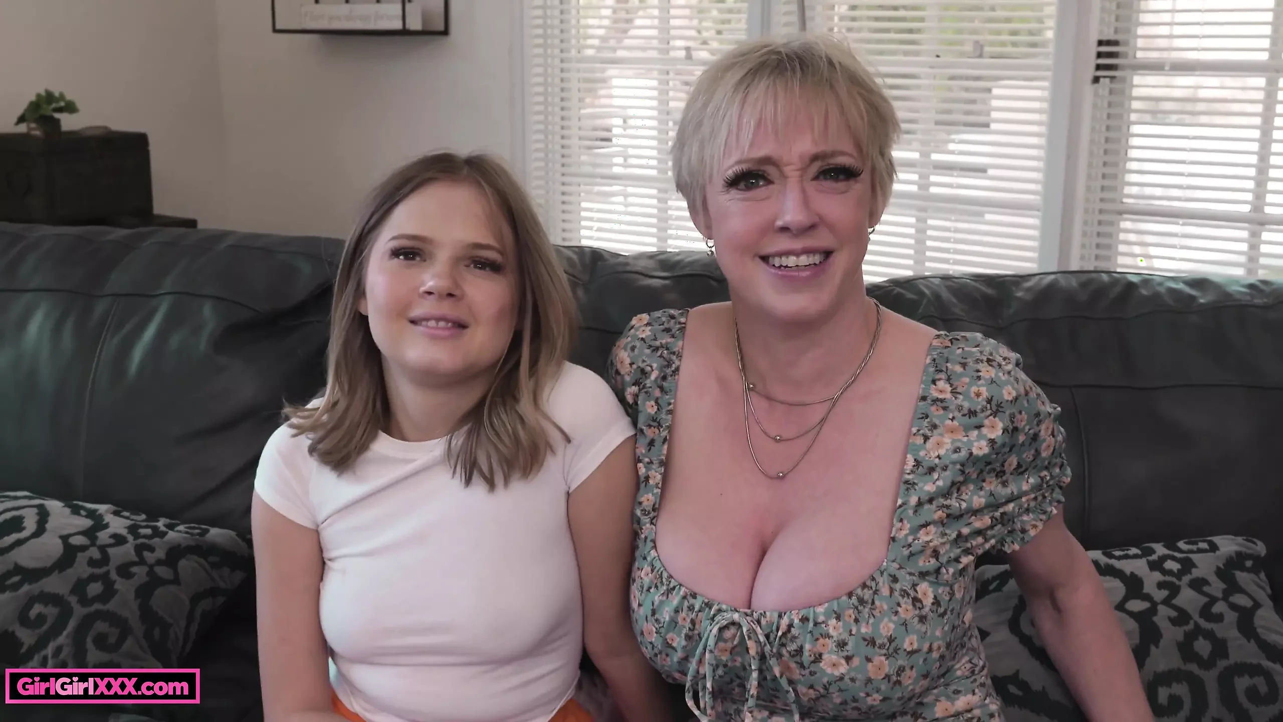 Girls on Girls-babysitters – Interviews