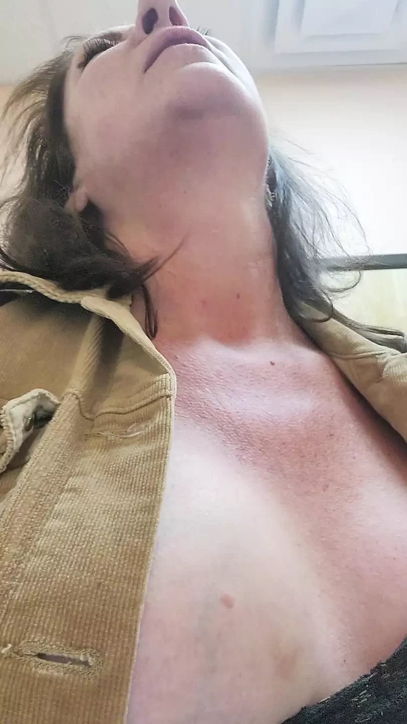 Horny Lady needed to beat her pussy up a bit in the work bathroom