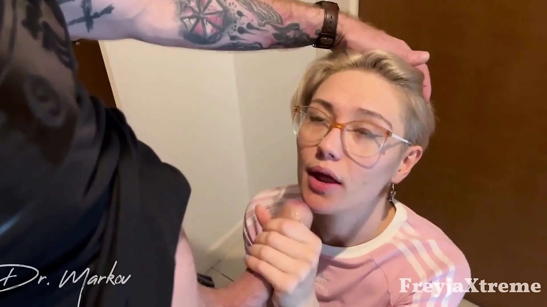 Freyjaxtreme Asks Her Neighbor to Open Her Asshole