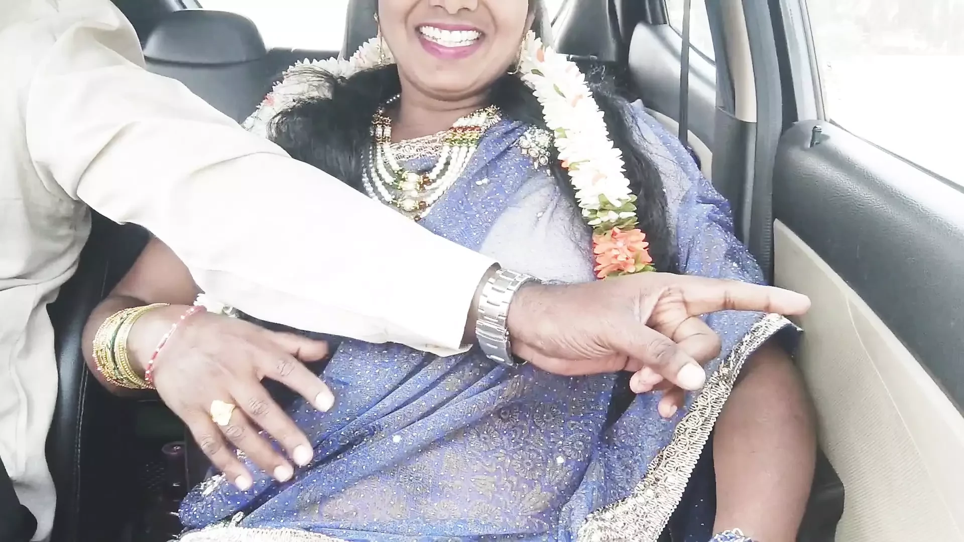 Car sex, telugu dirty talks, silk aunty with hyd driver crezy romantic journey
