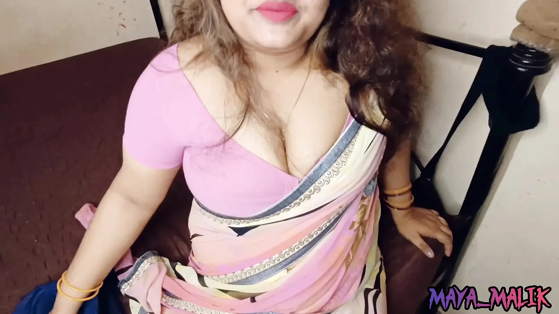 On the Pretext of Giving My Bra Which Got Wet in the Rain, I Fucked My Newly Married Girl