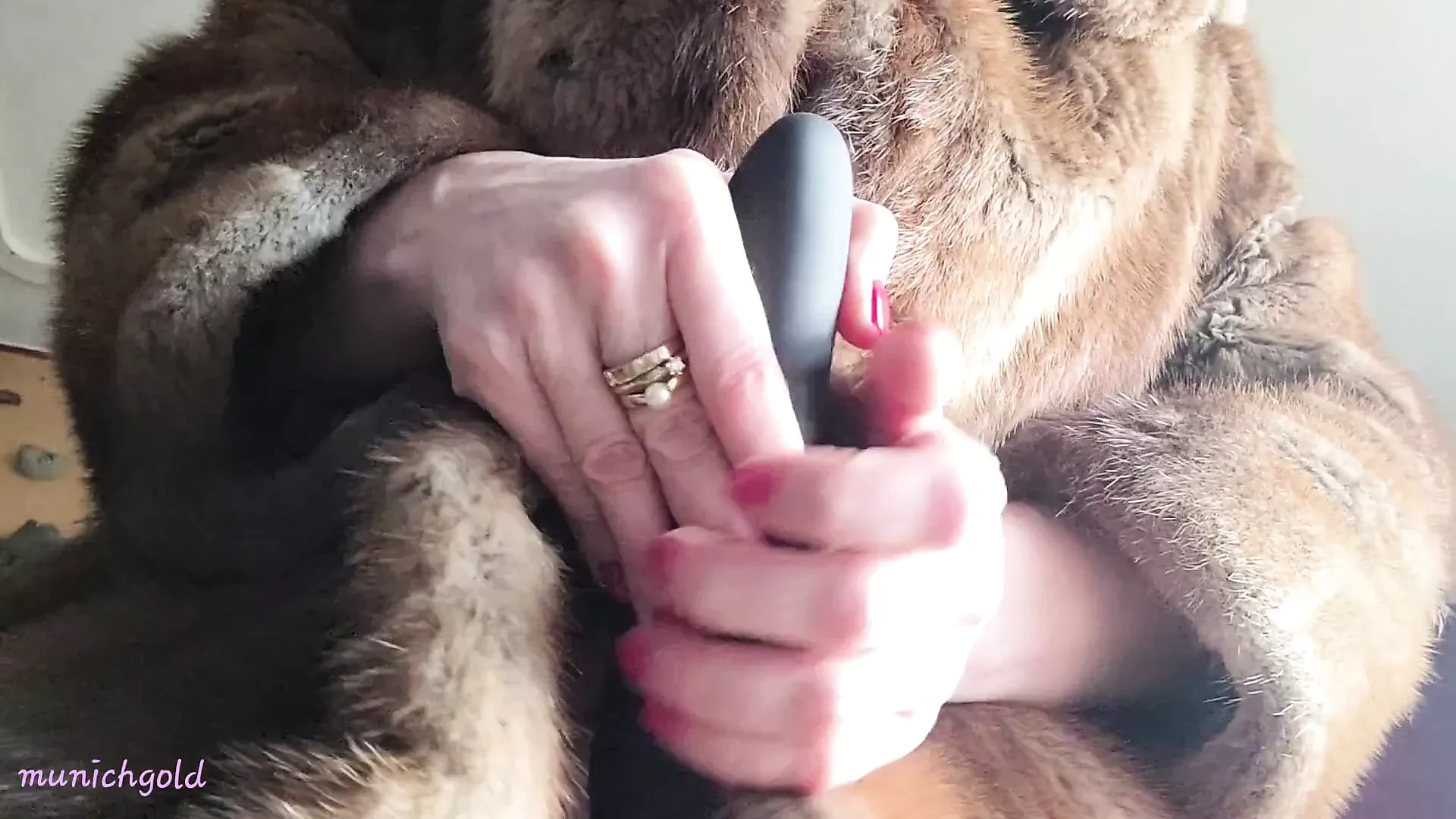 hot and horny mommy wishes you a happy Valentine’s Day! I’ll do it with the massage stick for you!