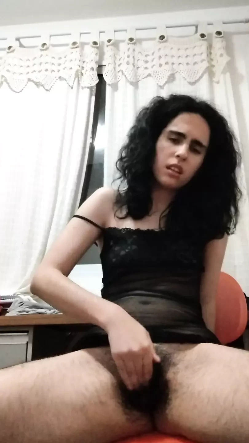 Hairy Menina masturbates nua…