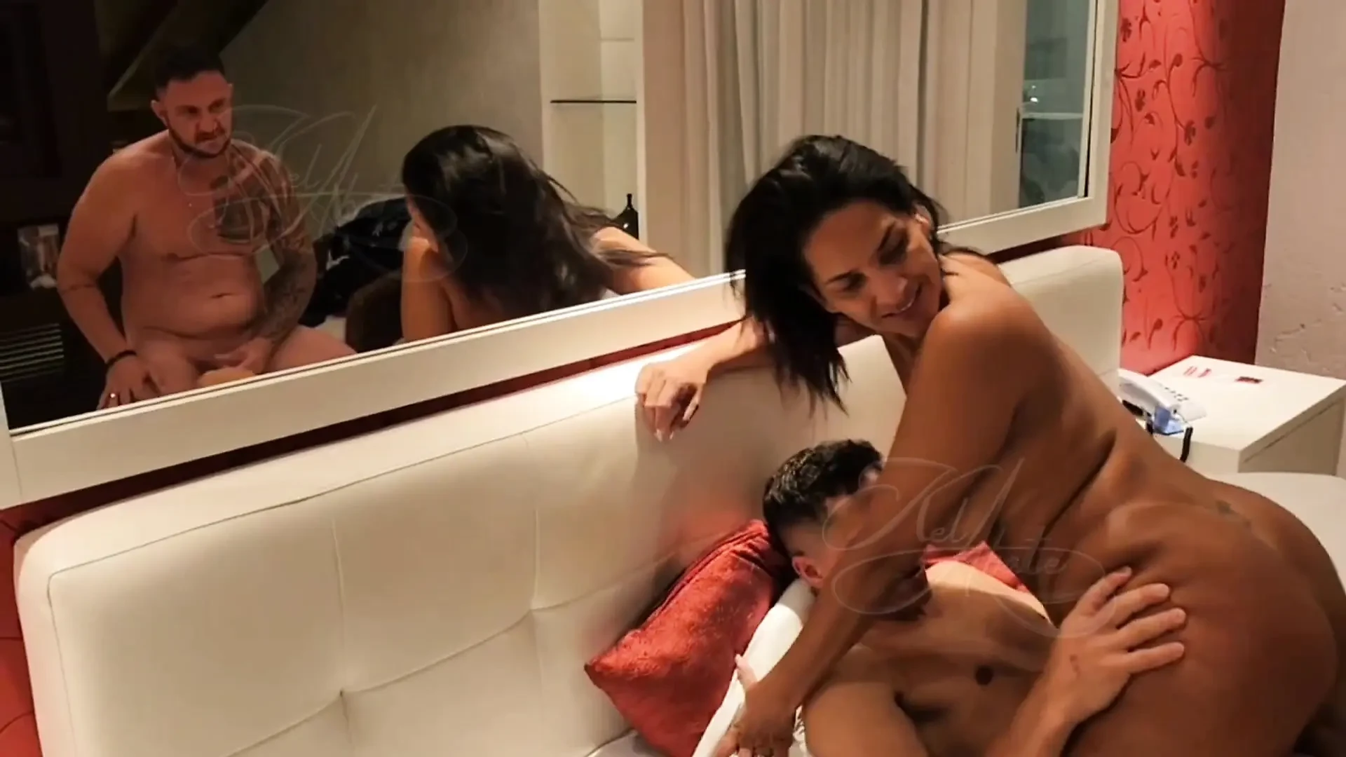 I called two males to do a threesome, I gave it good, I came a lot on their cock.