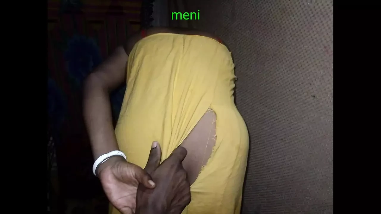 Subah ke time bhabhi kapde utha rahi thi to piche se jakar peticot faad Diya