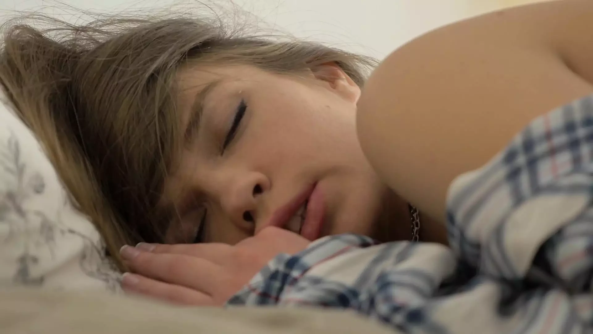 Young teen 18 years old comes to orgasm while fingering