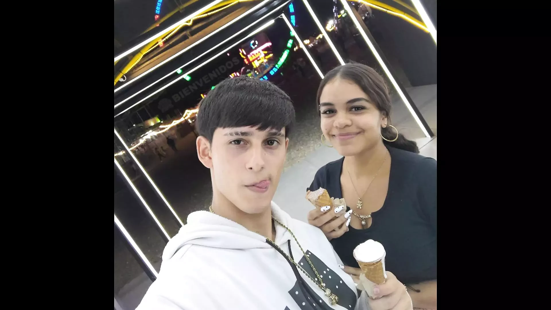 BLOG EN ESPANOL – I go for a walk with my BIG ASS BRUNA BRUNA BRIDE – surprise at the end of the blog – horny boyfriends