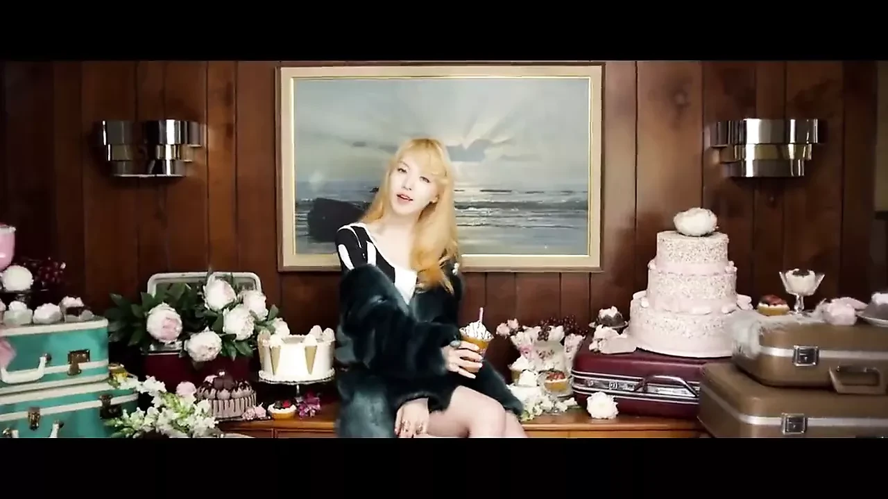 CFNM – PMV – RED VELVET – ICE CREAM CAKE