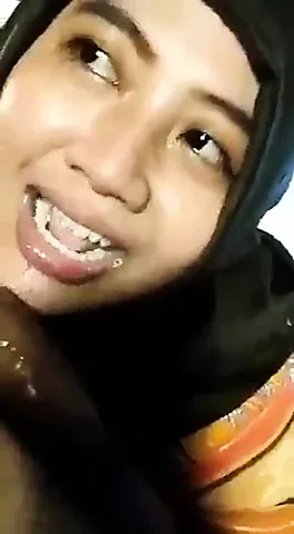 Amateur hijab girl sucking her boyfriend dick