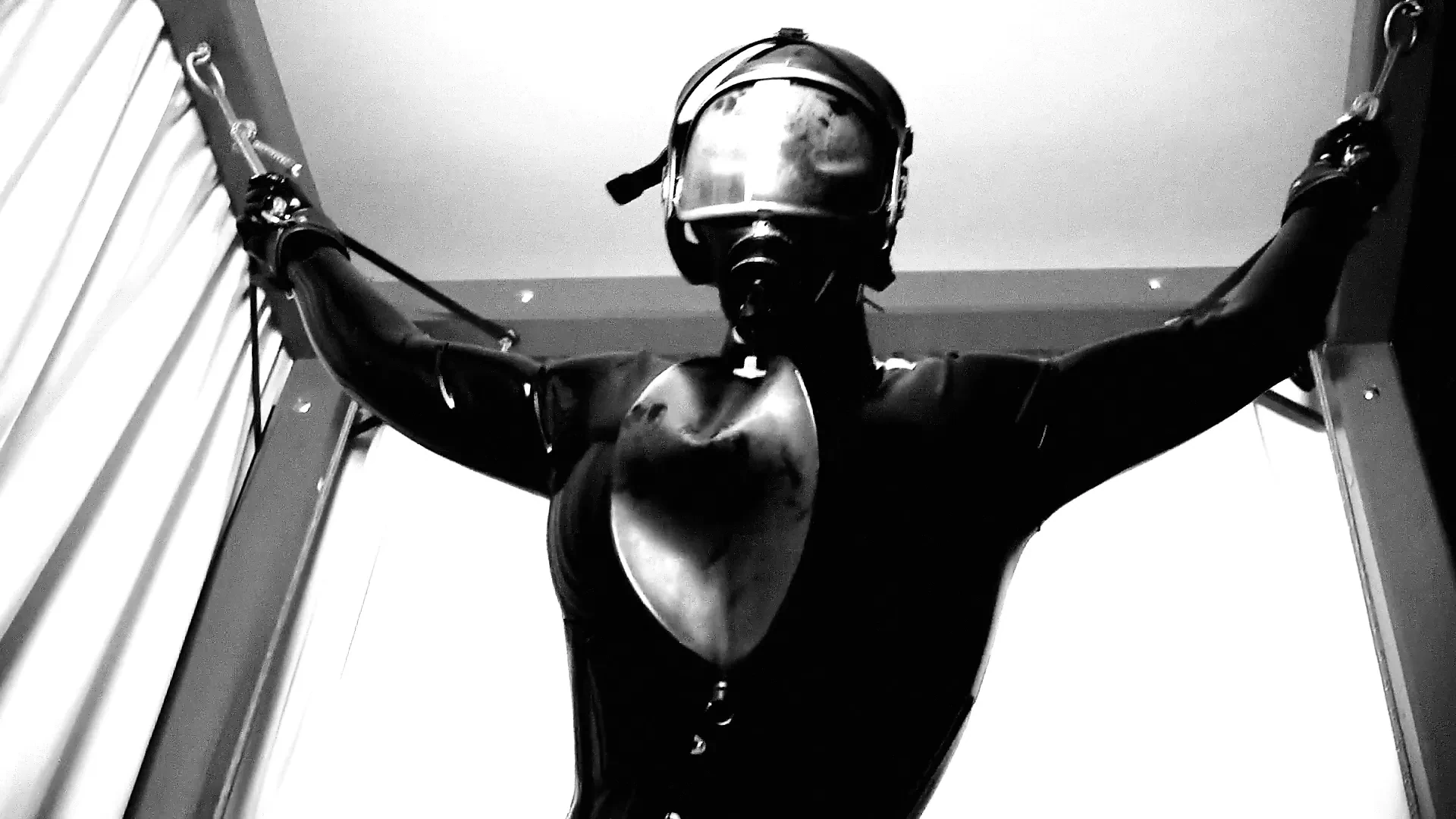 Bizarre Beauty – Latex bondage rack with gas mask