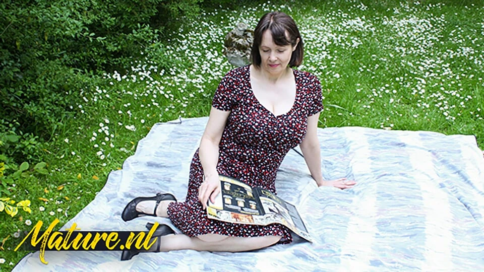 Perfect Natural Tits Housewife Tigger Gets Smashed Outside By The Gardener