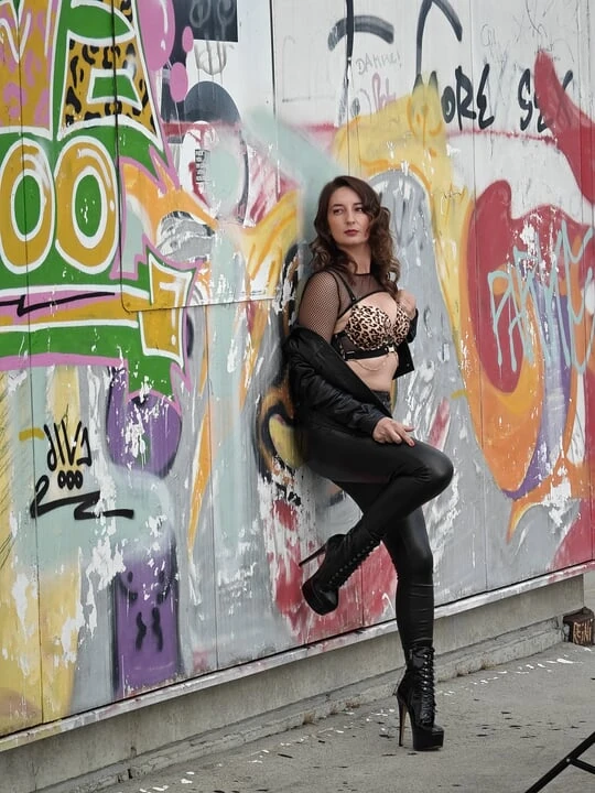 Ariel does a photo shoot in the parking garage and is then towed away.