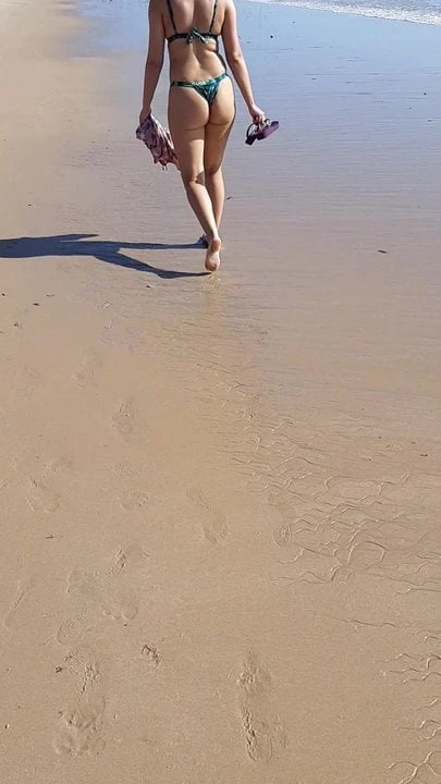 Esposa gostosa de fio dental na praia de Joao Pessoa