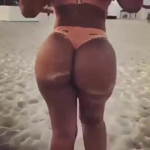 Big Booty Ebony Babe At The Beach