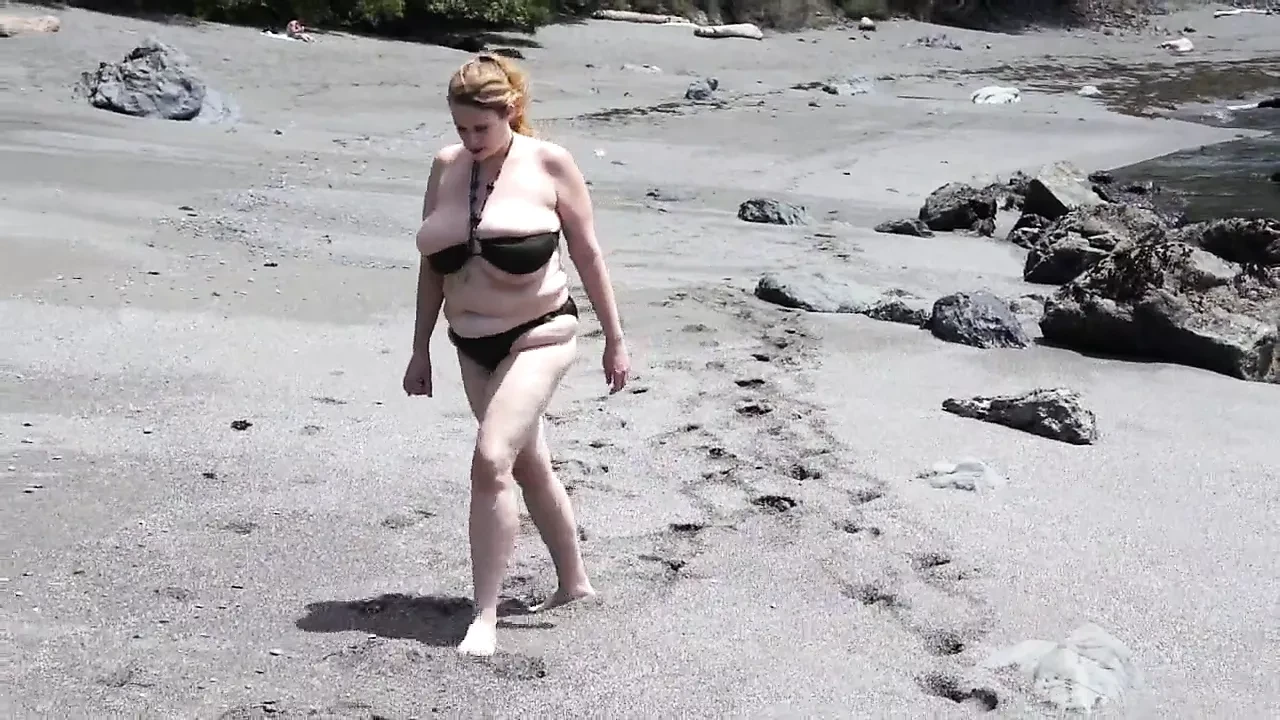 Huge boobs beach babe squirts in the sand