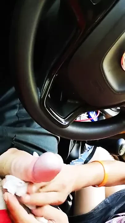 Stara ciganska kurvetina pusi sa svrsavanjem u usta