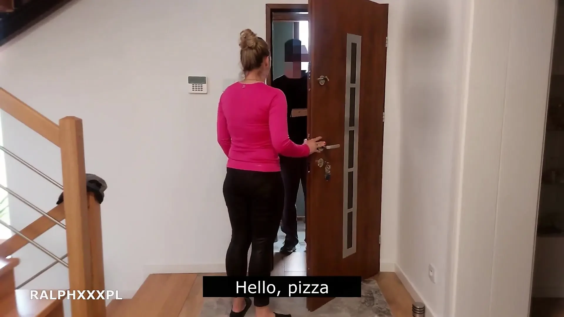 Hot Wife Sucked Pizza Delivery Guy to Get His Sauce on Pizza