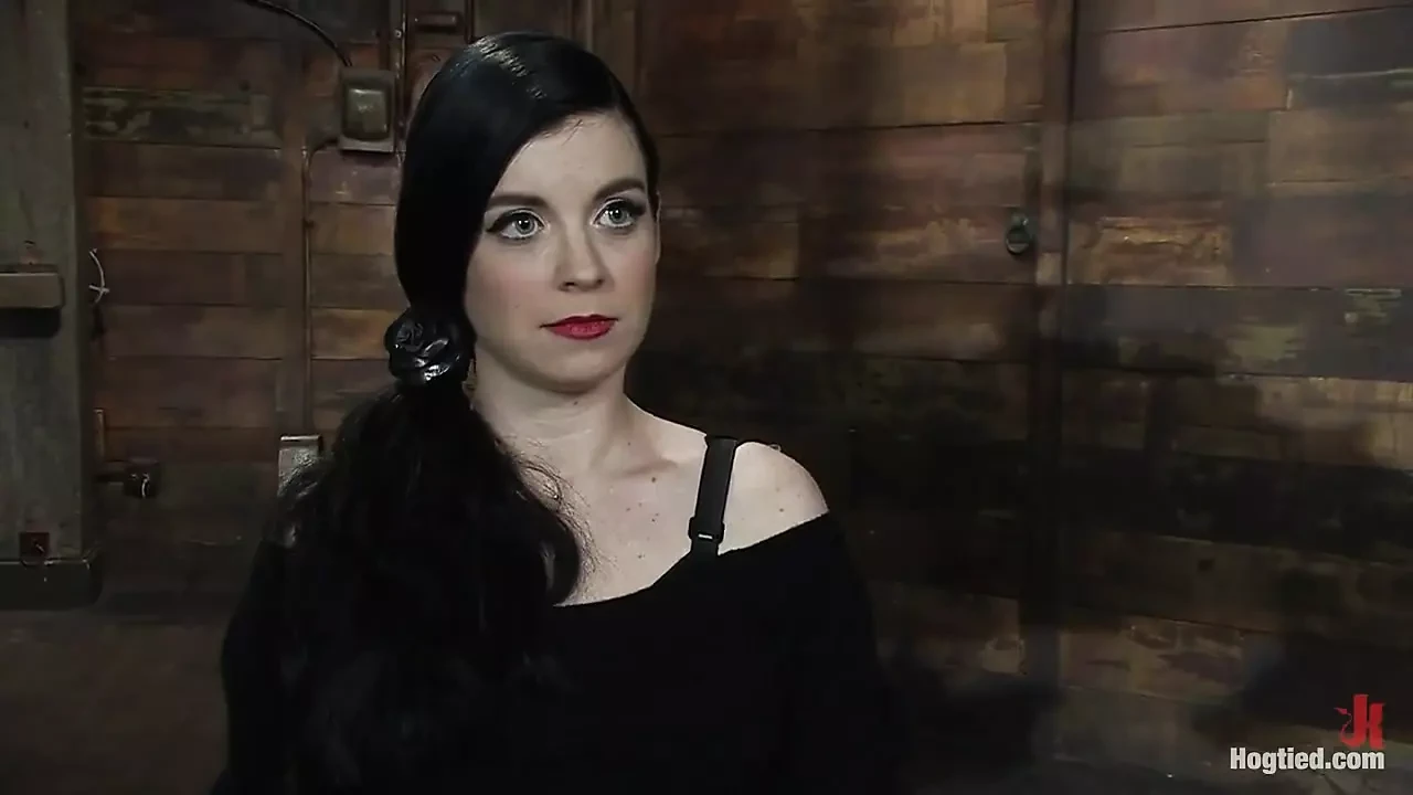 Sybil Hawthorne: Retro Beauty Loves Pain to Get off