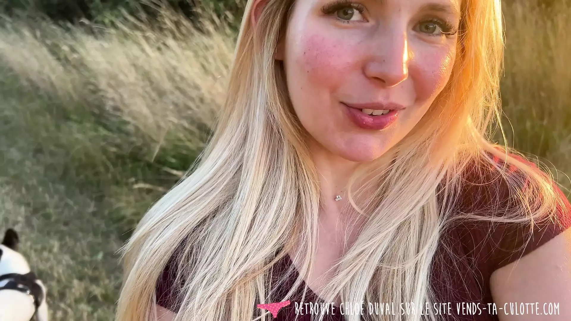 Vends-ta-culotte – A gorgeous girl shows off outdoors then sucks off her boyfriend and swallows it all