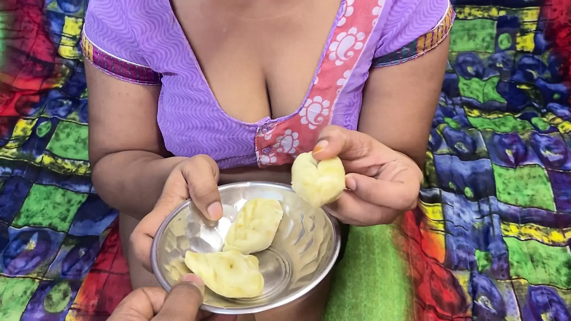 Desi Indian Girlfriend Ko Momos Khila Kar Oyo Room Me Choda Viral Mms XVideo With Hindi Audio