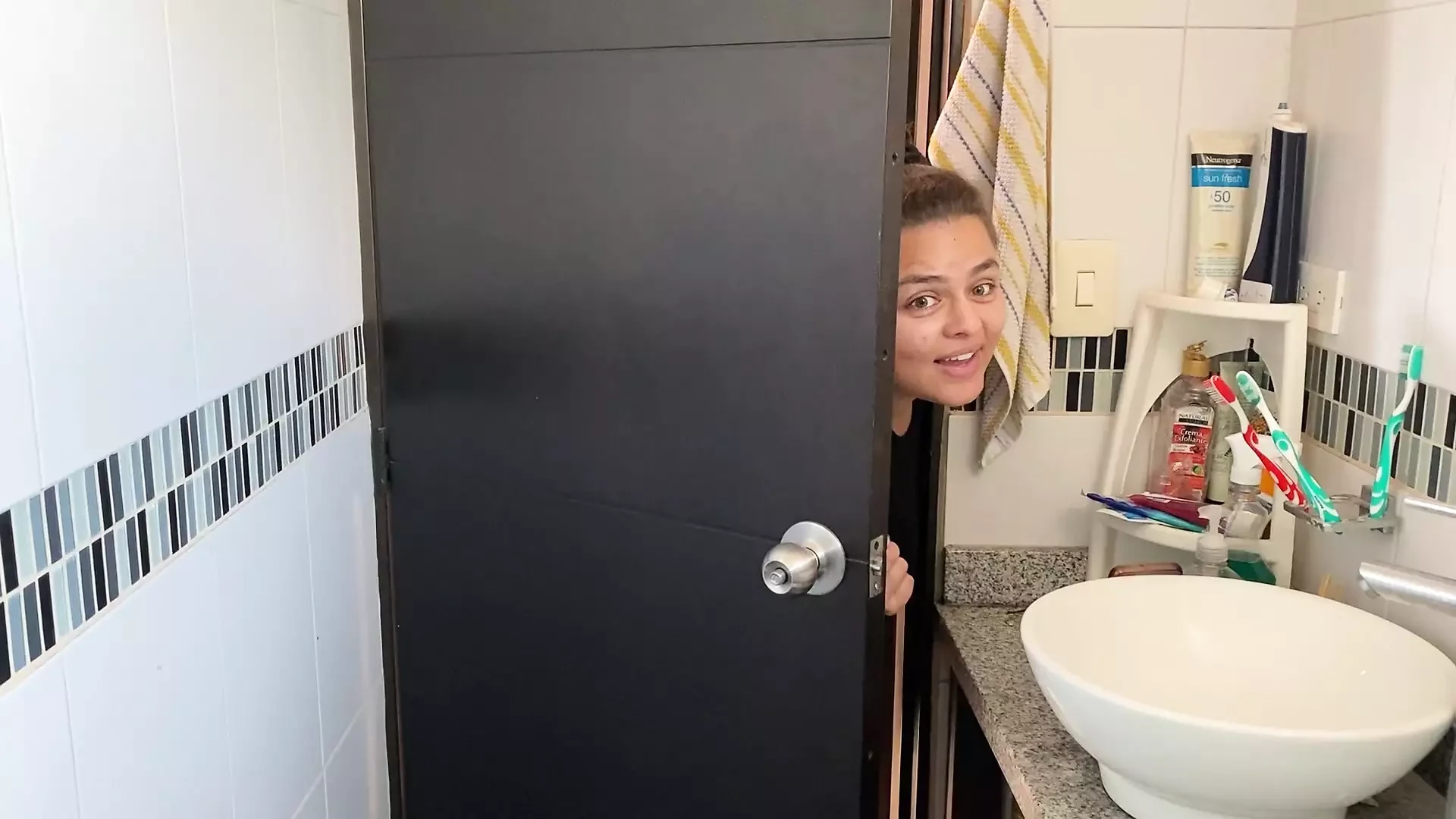 lesbian calls her roommate to the shower and wants to fuck her