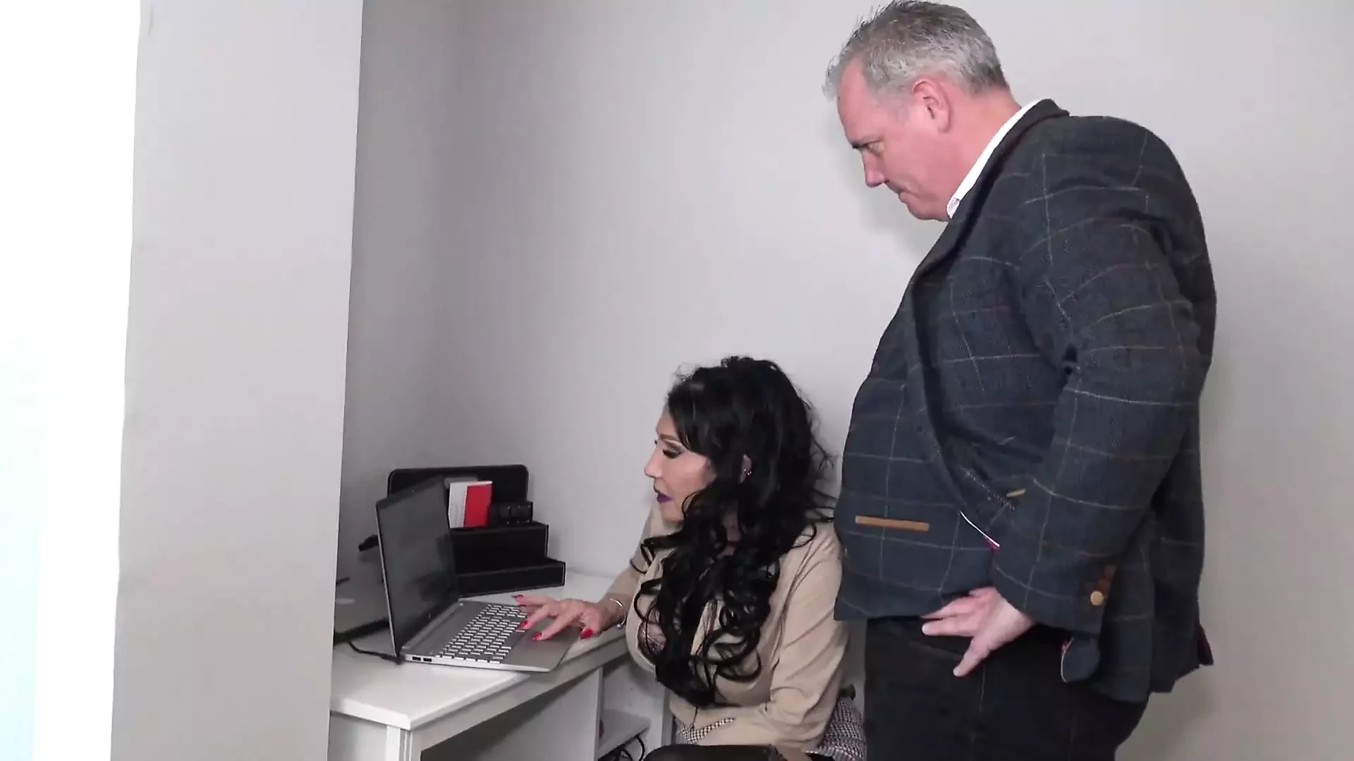 Nicole DuPapillon Is Porning From Work