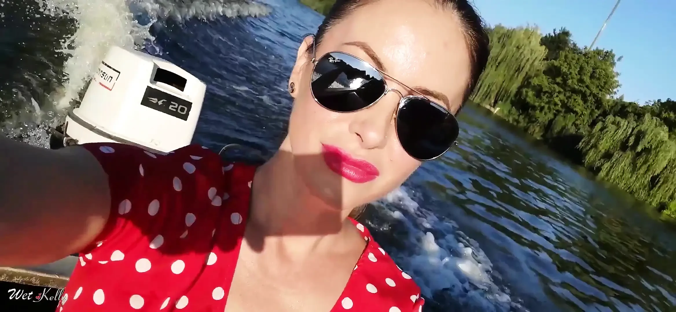 I Flash My Sexy Body on the Boat Ride with My Friends