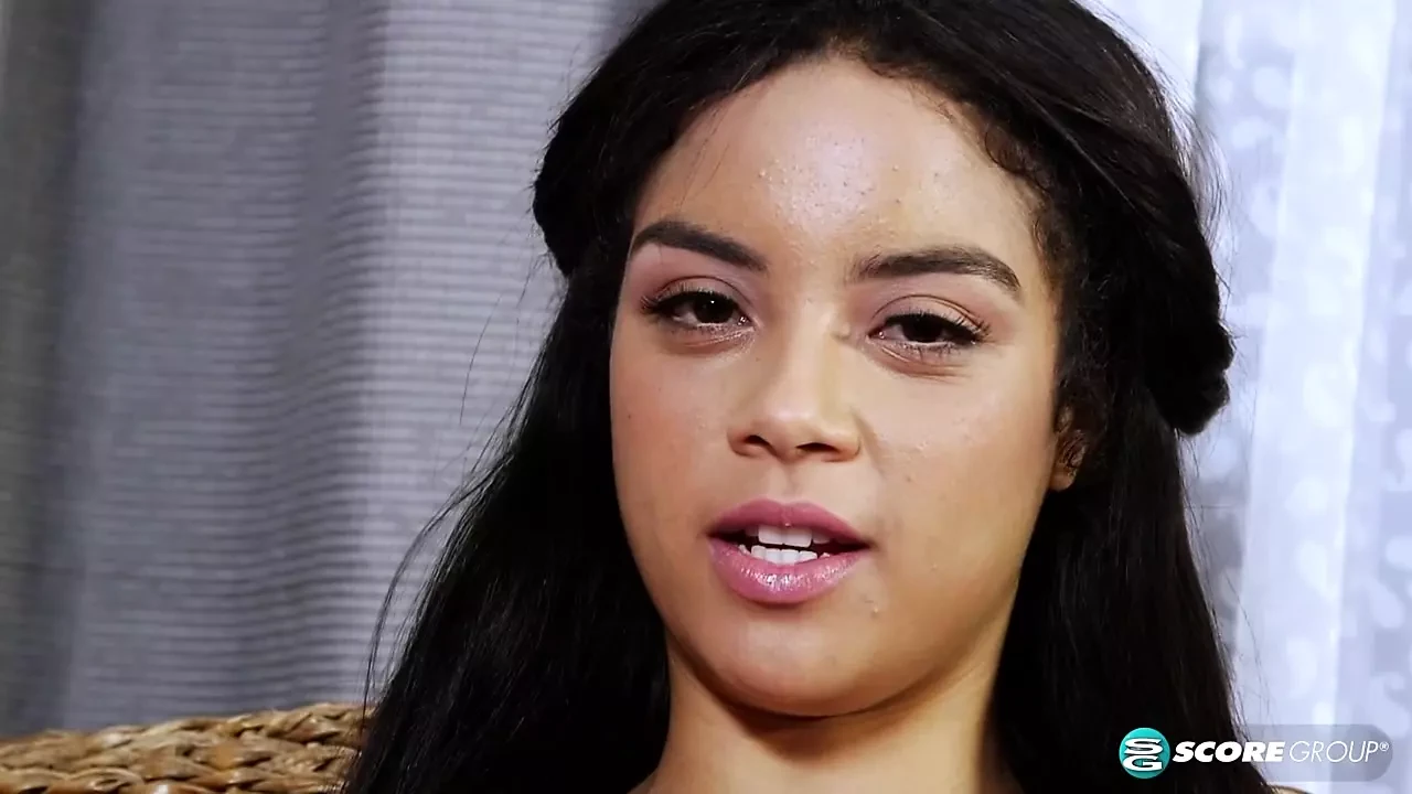 Maya fucks her pussy good