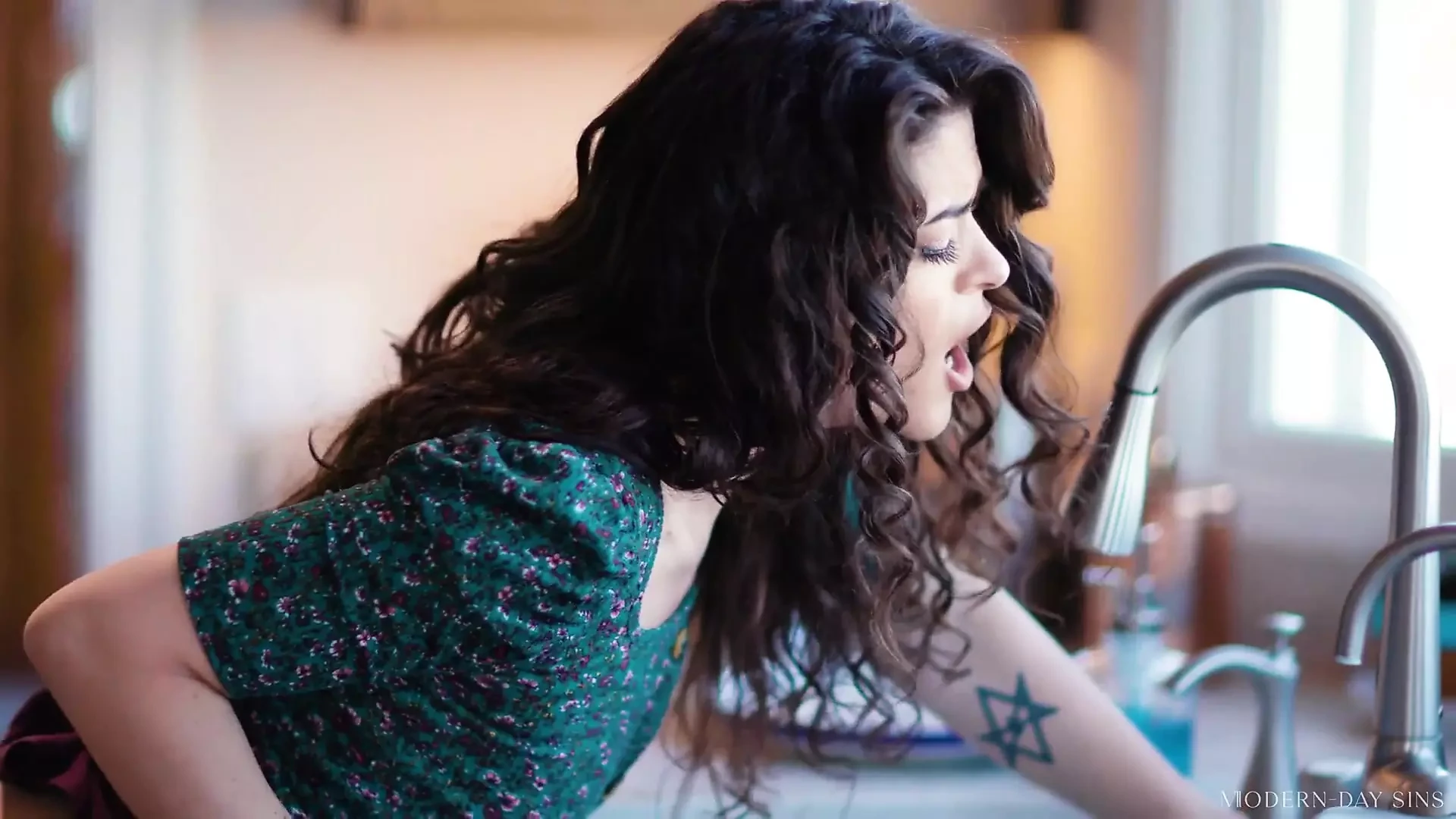 Modern-day Sins – Two-timing Wife Victoria Voxxx Takes Free Use Creampie to Keep Her Husband Happy!