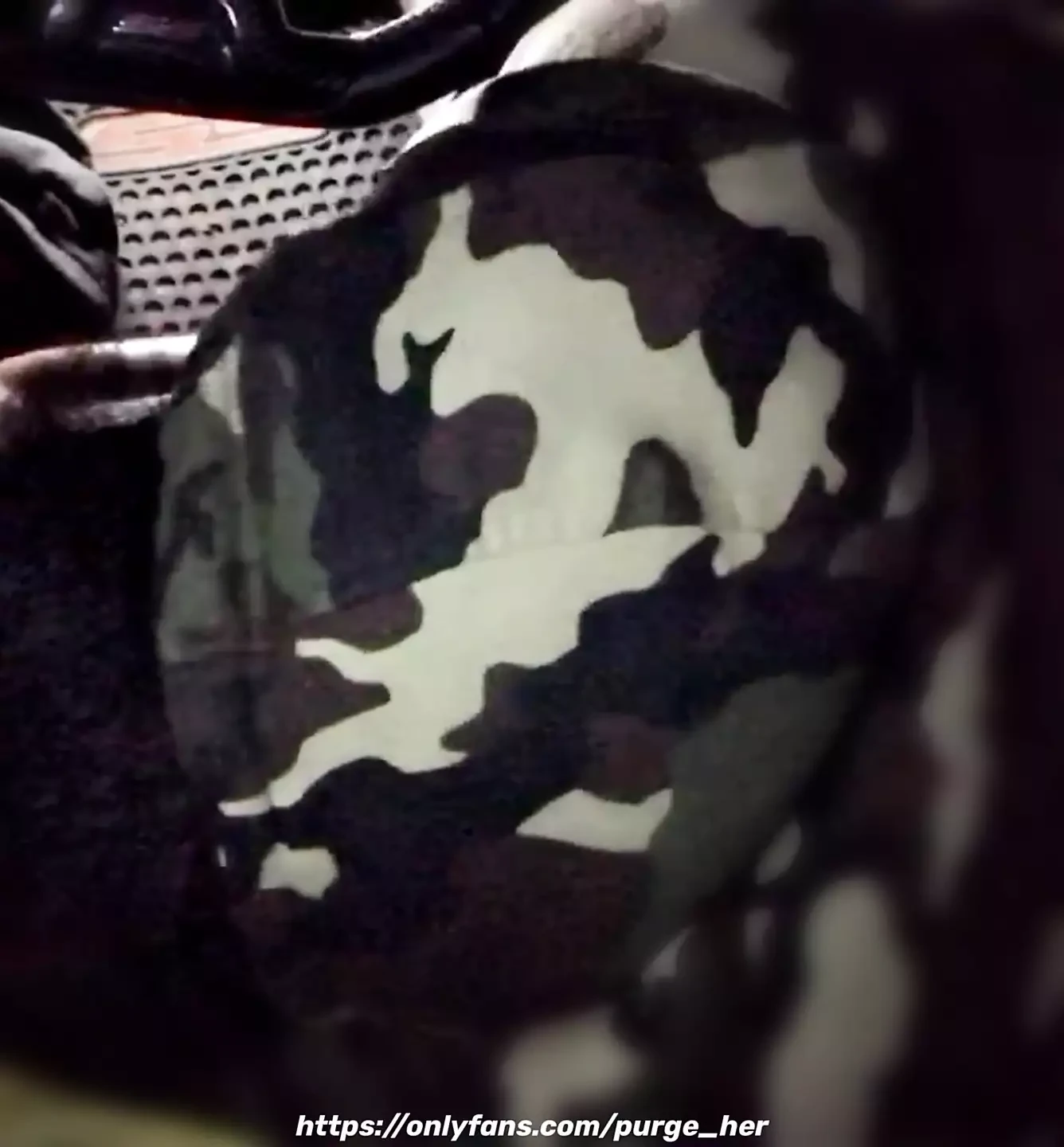 Pulled up on this 18 year old at her grandma house and got my dick sucked outside in the car. Subscribe to ONLYFANS