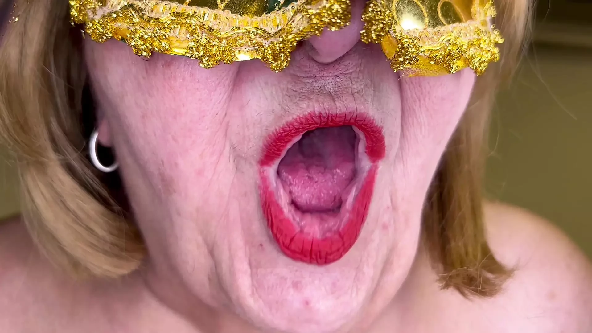 The fat mature bbw is hot and thirsty wants to cool off come and put your cum in her mouth